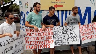 ლგბტ საზოგადოების მოწინააღმდეგეები ევროკავშირის ხელმძღვანელს საპროტესტო აქციით დახვდნენ - ვიდეო