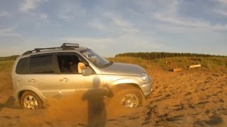 Chevrolet Niva в песке