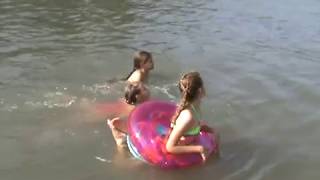 ВИДЕО ДЛЯ ДЕВОЧЕК. ВОДНЫЕ ПРОЦЕДУРЫ. КАК НЕРАЗЛУЧНЫЕ ПОДРУЖКИ КУПАЮТСЯ НА ПРУДУ ЛЕТОМ. VTS 01 1