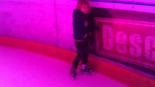 Tommie schaatst