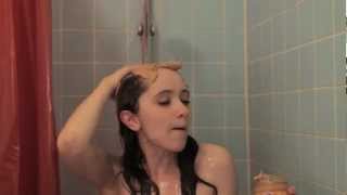 Девушка моется:) / A girl washes :)
