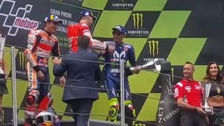 Lorenzo salamin Rossi tp Marq ga disalamin Podium motogp Catalunya 2018