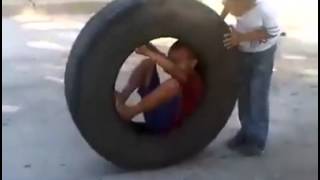 Sige sakay pa sa gulong.. haha! Tawa ako sa batang 'to eh.