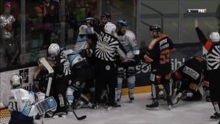Juha-Pekka Haataja taklaa Mikko kousan rajusti laitaan