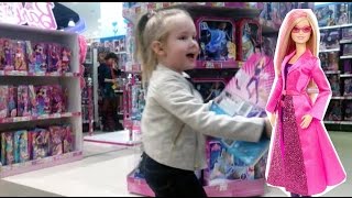Покупаем куклу Барби Секретный Агент. Milou chooses Barbie Secret Agent doll.