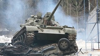 Жесть! Танк ополченцев давит микроавтобус Мерседес. Новости Украины сегодня, АТО, Донбасс, ДНР