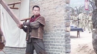 日軍進村搜捕，殊不知功夫大俠早已察覺，一把抄起長椅掄飛3個日軍！ ️ 抗日