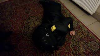 Охранник ЧОП Император (Imperator Security Agency) спит пьяный в парадной в Питере 23.03.2018