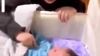 نصائح بنت لطفل رضيع تعزو مواقع التواصل اجتماعي