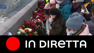 Mosca: le persone depongono fiori sul luogo dell'assassinio di Boris Nemtsov
