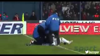 Nuovo eroe del calcio Georghe Hagi che prende al calci il suo giocatore che simula un infortunio .