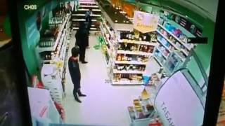 В Петербурге кавказец ударил ножом кассира, заметившего, что он украл шоколадку