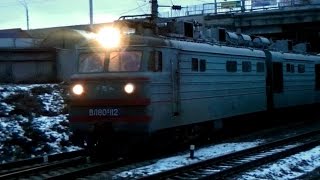 Отправление ВЛ80к-112 с грузовым поездом