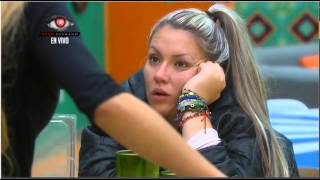Agustin Flores jugando el papel de coco wash, con Maday.