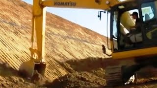 Профессионалы управляют экскаватором. Идеально ровный откос / Excavator work