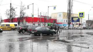 Перенес девушку на руках через огромную лужу