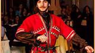 Быстрые горские танцы с огнём, ножами и саблями