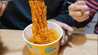 [굿짱TV] ASMR 웃긴 먹방! 매운 치즈 불닭 볶음면 과 짜파게티 빨리 먹기 구운 오잉 과자먹방  Eat Spicy Noodles and Black Noodles