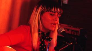 Daniela Aleuy - Alguien como tú - Acústico
