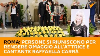 Roma: persone si riuniscono per rendere omaggio all'attrice e cantante Raffaella Carrà