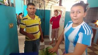 Preparando las hojas para los pisques. Recetas tradicionales de Semana Santa y Las Pascuas. Parte 6