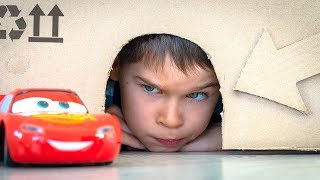 Глеб и Эрик играют в полицейские машины и спасают машинки игрушки из пещеры.