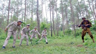 女學生被日軍士兵追擊，隊友挺身而出，赤手空拳反殺追兵！