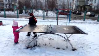 Яна плачет Дети играют в снежки на теннисном столе Катаемся на льду