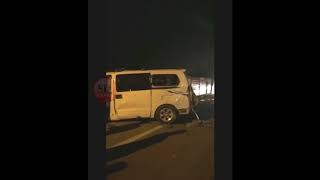 В Сочи микроавтобус протаранил внедорожник на обочине