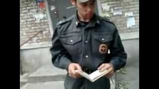 Тупой полицай уничтожает водку!!