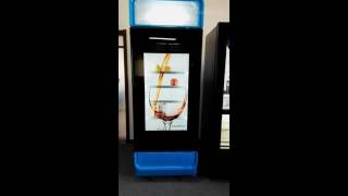 Холодильный шкаф с прозрачным LCD видео-экраном.