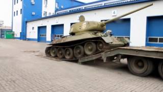 Выезд танка из бокса и погрузка на трал
