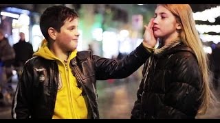 Ils ont demandé à un garçon de frapper une fille. Clip drôle et émouvant.