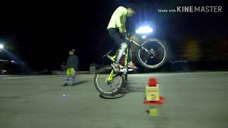 산악 mtb 파크에서 점프 코너 바니홉 연습