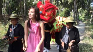 Khánh Linh đánh trống múa lân ngày Tết với các Má trên đất