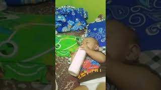 Bayi ngompol ketawa