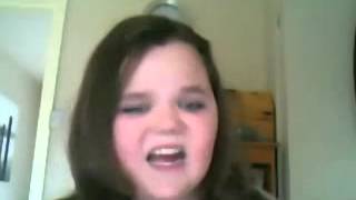 Video chistoso niña se enoja por no poder cantar