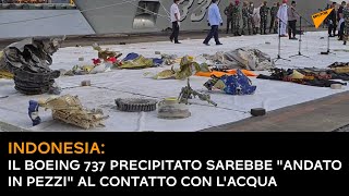 Indonesia, il Boeing 737 precipitato sarebbe "andato in pezzi" al contatto con l'acqua