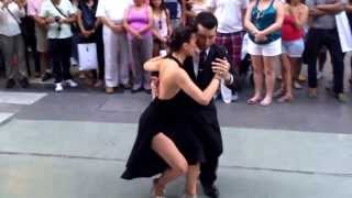 Milonga en Buenos Aires, bailando en la calle Lavalle