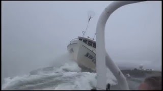 Жесть. Рыбацкий катер попал под удар огромной волны.