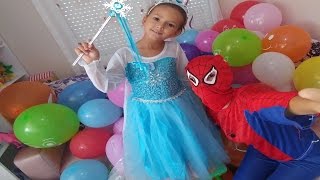 Elsa ve spiderman içleri kinder joy ve dori sürpriz dolu balon patlatıyor.Eğlenceli çocuk videosu