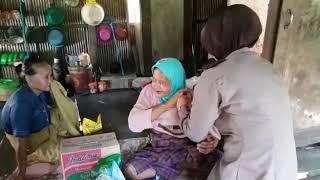 Terharu, Bripda Usnul Khatimah Menyemakkan Pakaian Kepada Sosok Nenek Lansia Tuna Netra