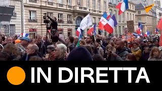 Parigi: scettici del Covid-19 protestano contro obbligo vaccinale