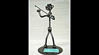 Фигуры из гаек и проволоки