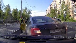 Неадекватный на Октавии разбил машину. Архангельск.