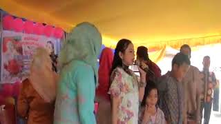 Rara lida joget membaur dengan penonton menyanyikan lagu terajana