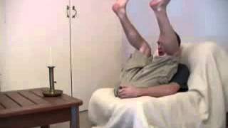 Il pete et allume une bougie