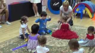 Гимнастика для малышей с ленточками. Дети 1-3 года. Танец птички. www.kapetoshka.ru