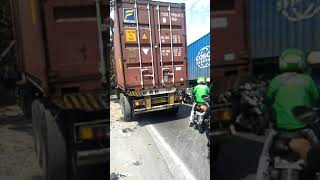 2 mobil besar tumbangkan pohon