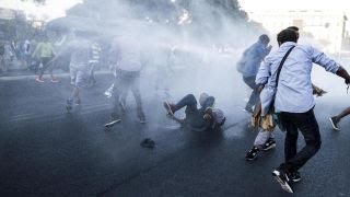 Police clash with hundreds of refugees squatting in Rome